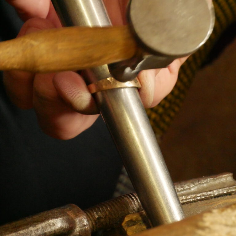 Hammerschlag auf Roségold