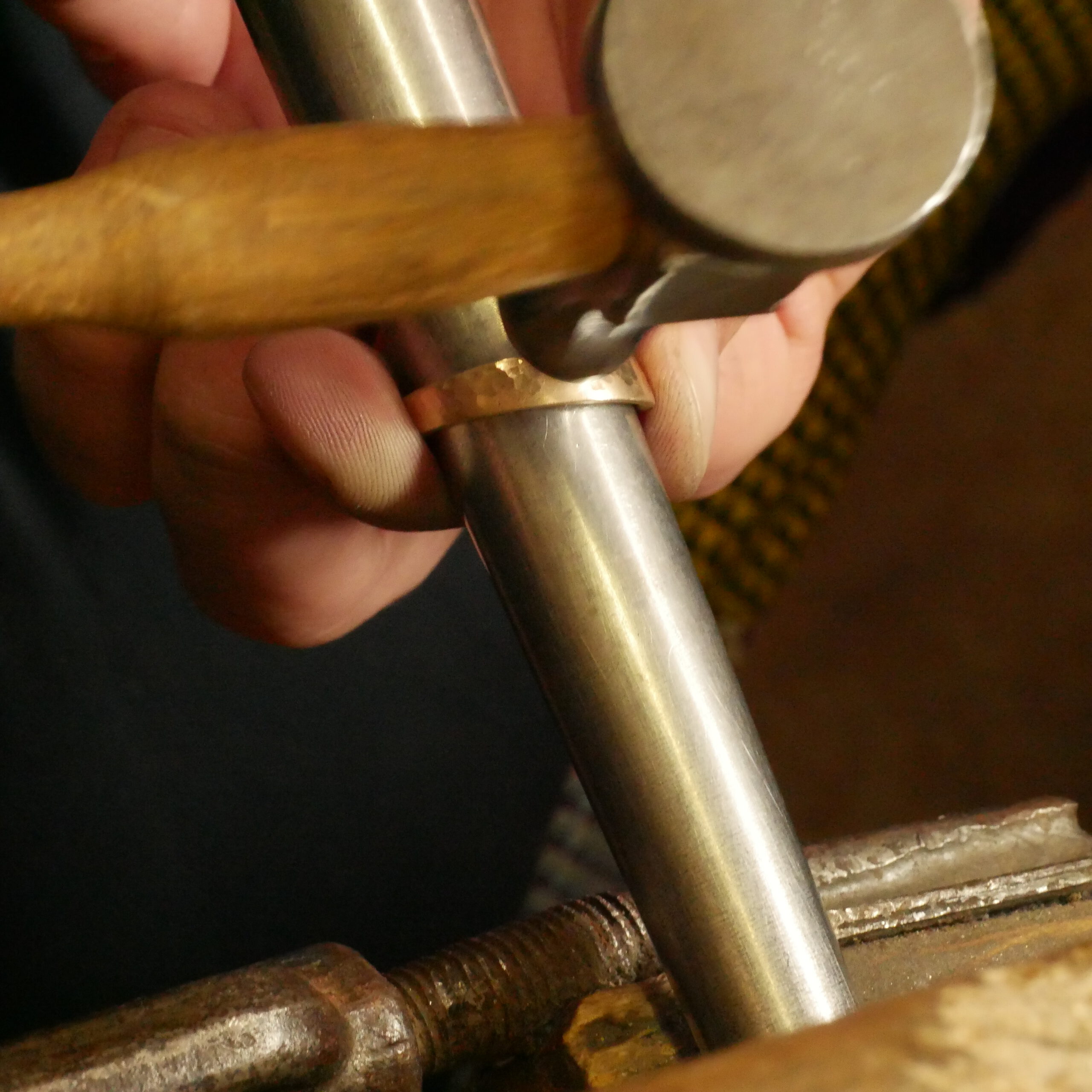 Hammerschlag auf Roségold